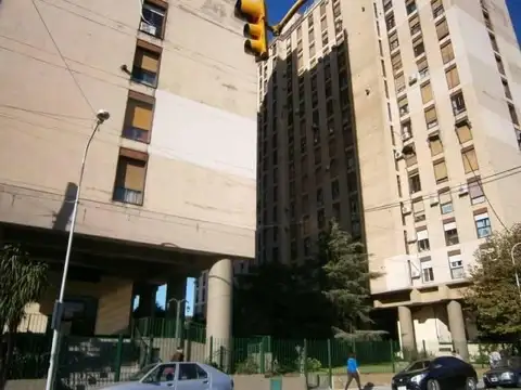 Depto. 2 amb., al frente,  piso medio, buen estado, luminoso