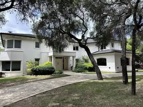 Casa de categoría en alquiler en El Bosque - Cuatro dormitorios