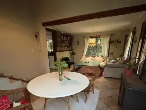 Casa 8 ambientes con 2 baños