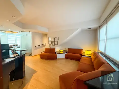 BAJO VALOR  OFICINA EN PENTHOUSE - REMODELADA A NUEVO EN TRIBUNALES CON TOTEM DE SEGURIDAD 24 HORAS