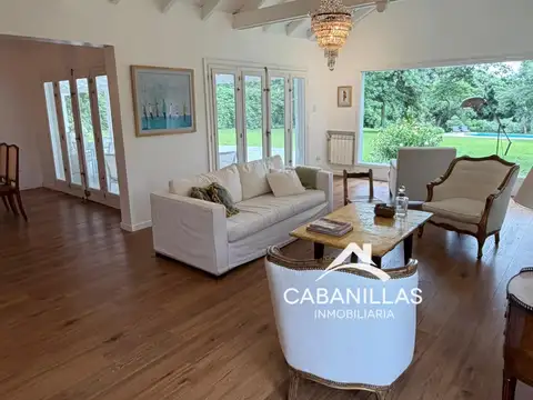 Casa en Alquiler con 2 cocheras