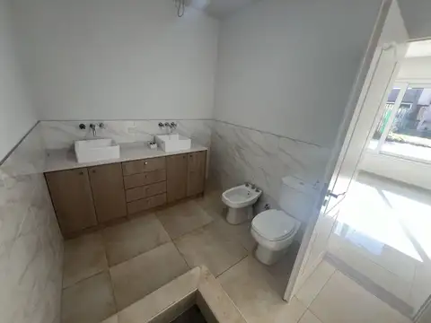 Casa 5 ambientes con 3 baños