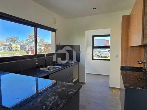 Casa en Venta en Pilar del Este - San Ramon, USD 180.000