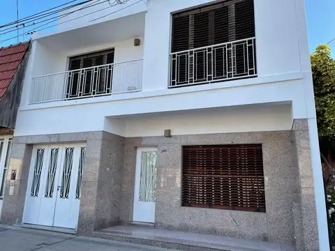 Casa en Alquiler de 3 Dormitorios, Cochera, Quincho y PIleta