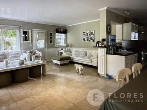 Casa en Venta con 2 cocheras