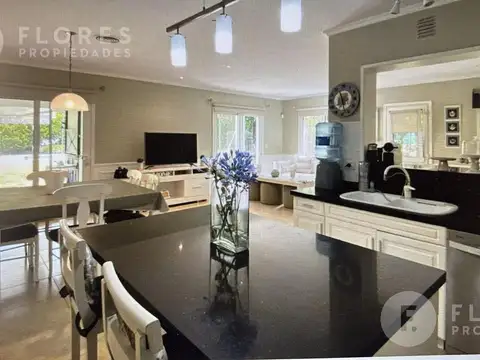 Casa 7 ambientes con 5 baños