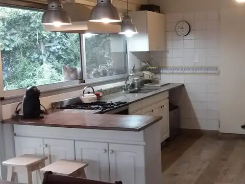 Casa 6 ambientes con 2 baños