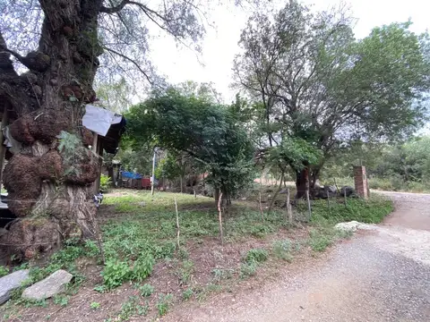 Venta de lote esquina con estructura de cabaña a terminar en Luyaba