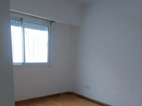 *DEPTO. 2 AMBIENTES AL FRENTE CON BALCÓN *ZONA PLAZA BOMBERITOS *SE ENTREGA RECIEN PINTADO