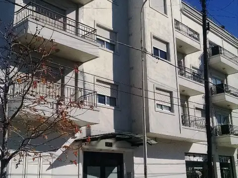 *DEPTO. 2 AMBIENTES AL FRENTE CON BALCÓN *ZONA PLAZA BOMBERITOS *SE ENTREGA RECIEN PINTADO