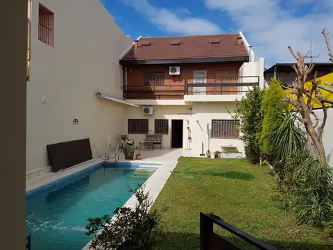 EN VENTA CASA EN DOS PLANTAS EN EL PALOMAR; CUENTA CON PARQUE LIBRE, QUINCHO, PILETA - FICHA 6248