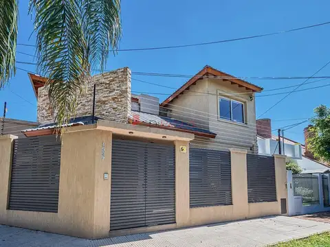 Casa en Venta con 2 cocheras