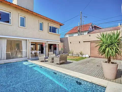 Venta casa 5 ambientes con jardin y piscina en Villa Bosch