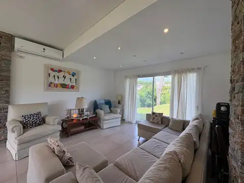 Casa en Venta con 4 cocheras