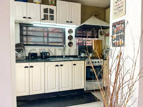 442 entre 28 y 28 bis. CASA EN VENTA EN CITY BELL APTO BANCO DE 2 DORMITORIOS.