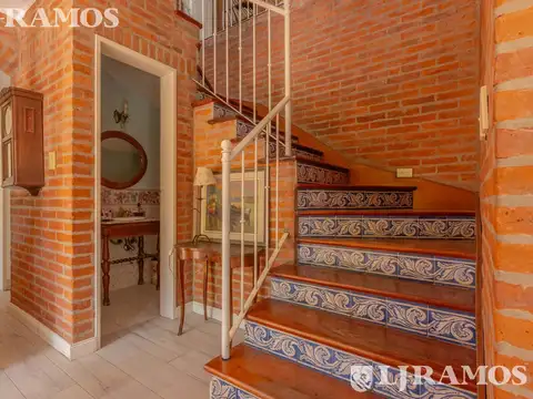 Casa 6 ambientes con 4 baños