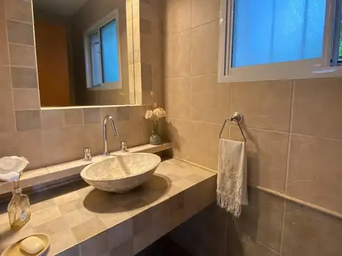 Casa en Venta con 3 cocheras