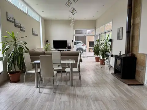 Casa 4 ambientes con 2 baños