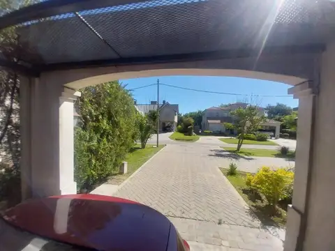 Casa en Alquiler con 6 cocheras