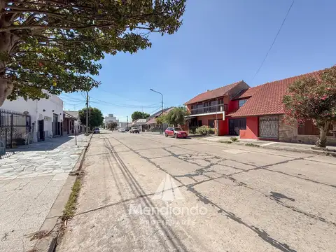 Casa en Venta con 3 cocheras