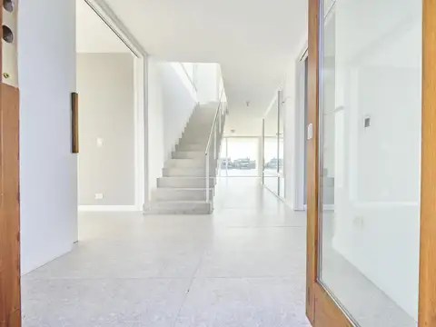 Casa 8 ambientes con 3 baños