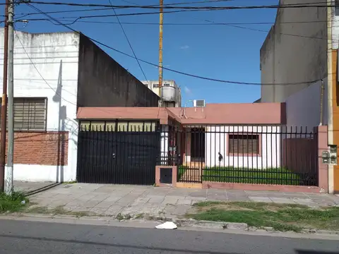 VENTA DE CASA 4 AMB. CON ESCRITORIO, AMPLIO FONDO, PISCINA Y GALPÓN AL FONDO