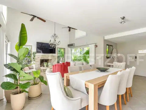 Casa a la venta en lote central arbolado, de estilo moderno