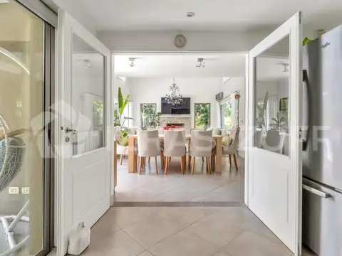 Casa a la venta en lote central arbolado, de estilo moderno