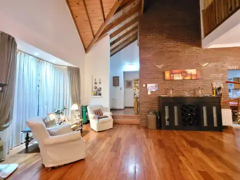 Casa en Venta con 6 cocheras