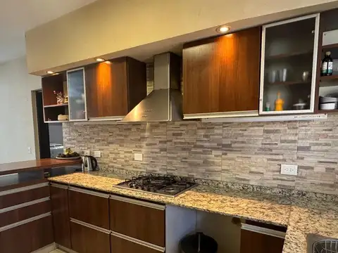 Casa 8 ambientes con 3 baños