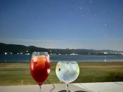 CASA FRENTE AL LAGO, EN BARRIO COSTA MOLINO, POTRERO DE GARAY