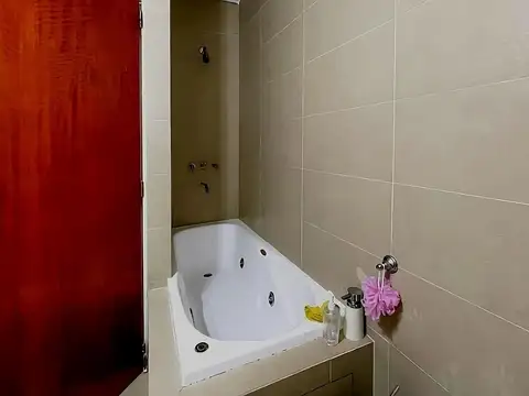 Interesante propiedad a pasos del rio con parque y piscina