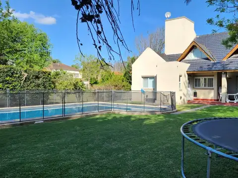 Casa en Alquiler con 6 cocheras