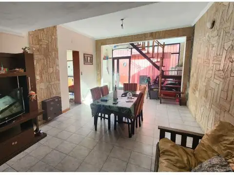 Casa 7 ambientes con 2 baños