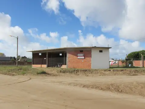 Local a terminar c/vivenda - En esquina - 100m2