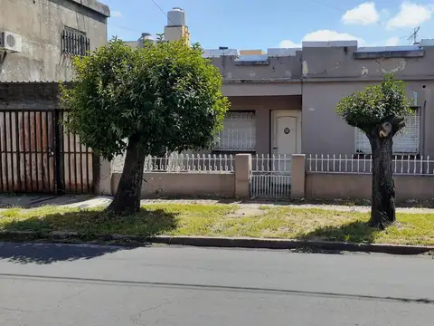 Casa 3 ambientes con jardín, lote propio en Tablada