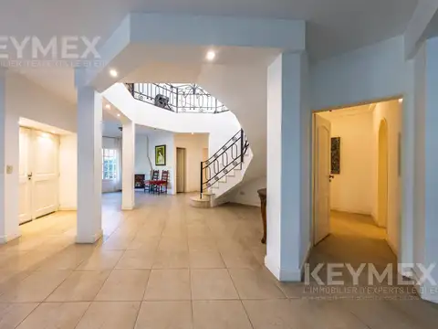 Casa 8 ambientes con 4 baños