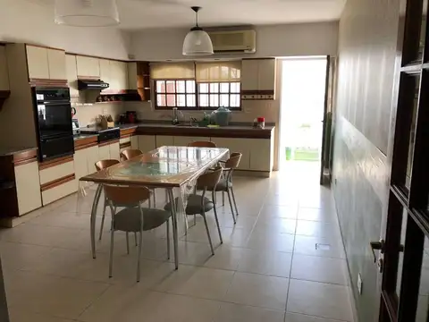 Casa 4 ambientes con 4 baños