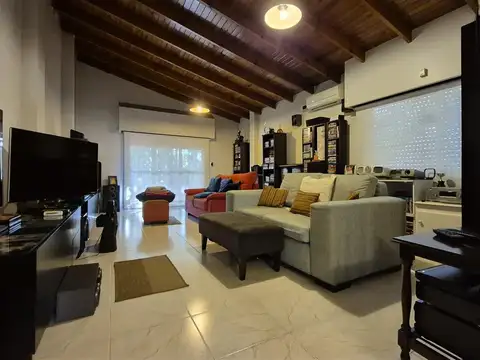 En Venta Casa 4 amb. con garaje, patio y terraza.  Florida