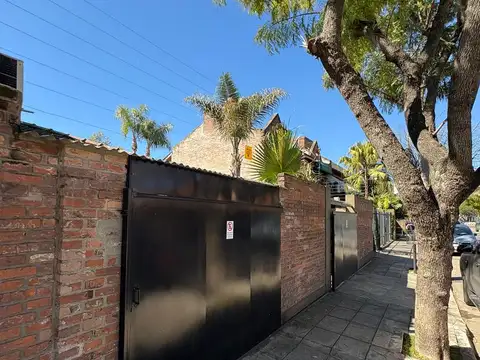 Casa 8 ambientes con 2 baños