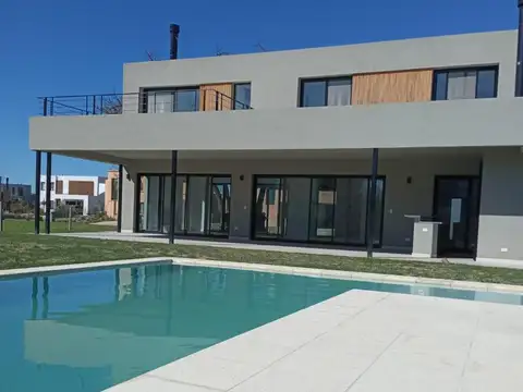 Casa 5 ambientes con 4 baños