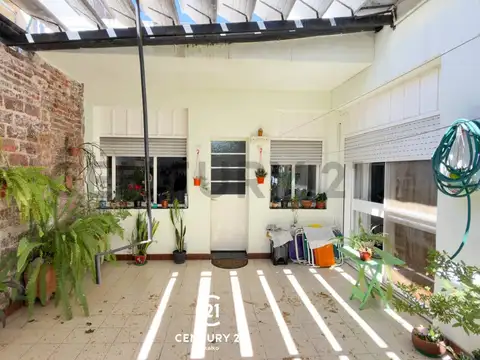 VENTA CASA TRES DORMITORIOS CON COCHERA, PATIO Y TERRAZA EN ABASTO
