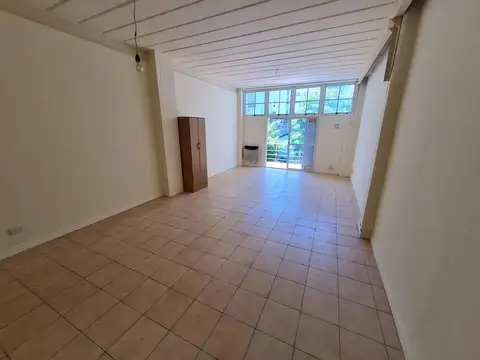 Excelente monoambiente amplio al contrafrente con balcon!