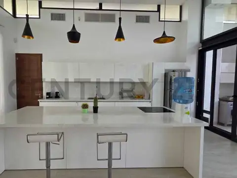 Casa 6 ambientes con 4 baños