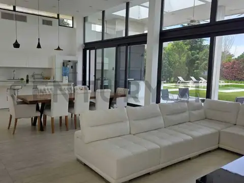 VENTA CASA 6 Ambientes- Club de Campo LA CANDIDA- Ruta 2- La Plata