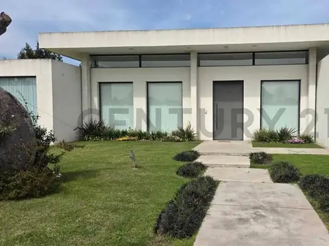 VENTA CASA 6 Ambientes- Club de Campo LA CANDIDA- Ruta 2- La Plata
