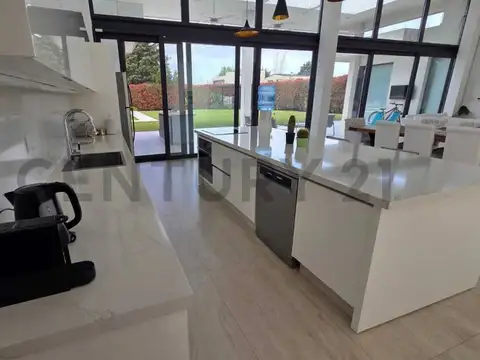 Casa en Venta con 3 cocheras