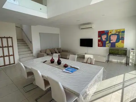 Casa en Alquiler Temporal con 2 cocheras