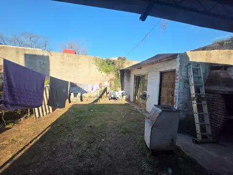 Venta de casa 3 ambientes. Castelar.