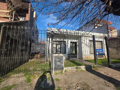 Venta de casa 3 ambientes. Castelar.